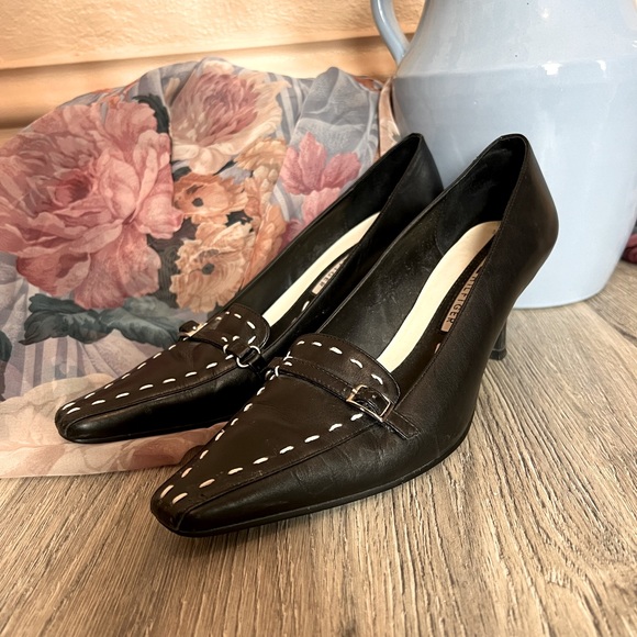Vintage 90s Tommy Hilfiger Black & White Stitch Leather  Kitten Heels SZ 6.5 - Picture 1 of 5